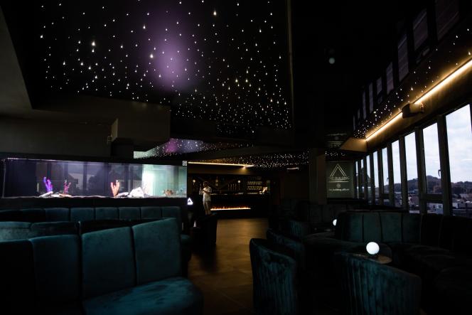 Salle du lounge, plafond fibre optique violet et banquettes de velours
