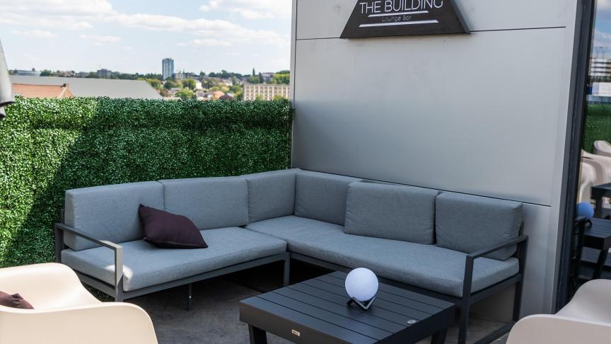 Banquette d'angle de la terrasse sous l'enseigne The Building