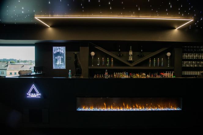 Le comptoir du bar, sa ligne de feu et les bouteilles rétroéclairées