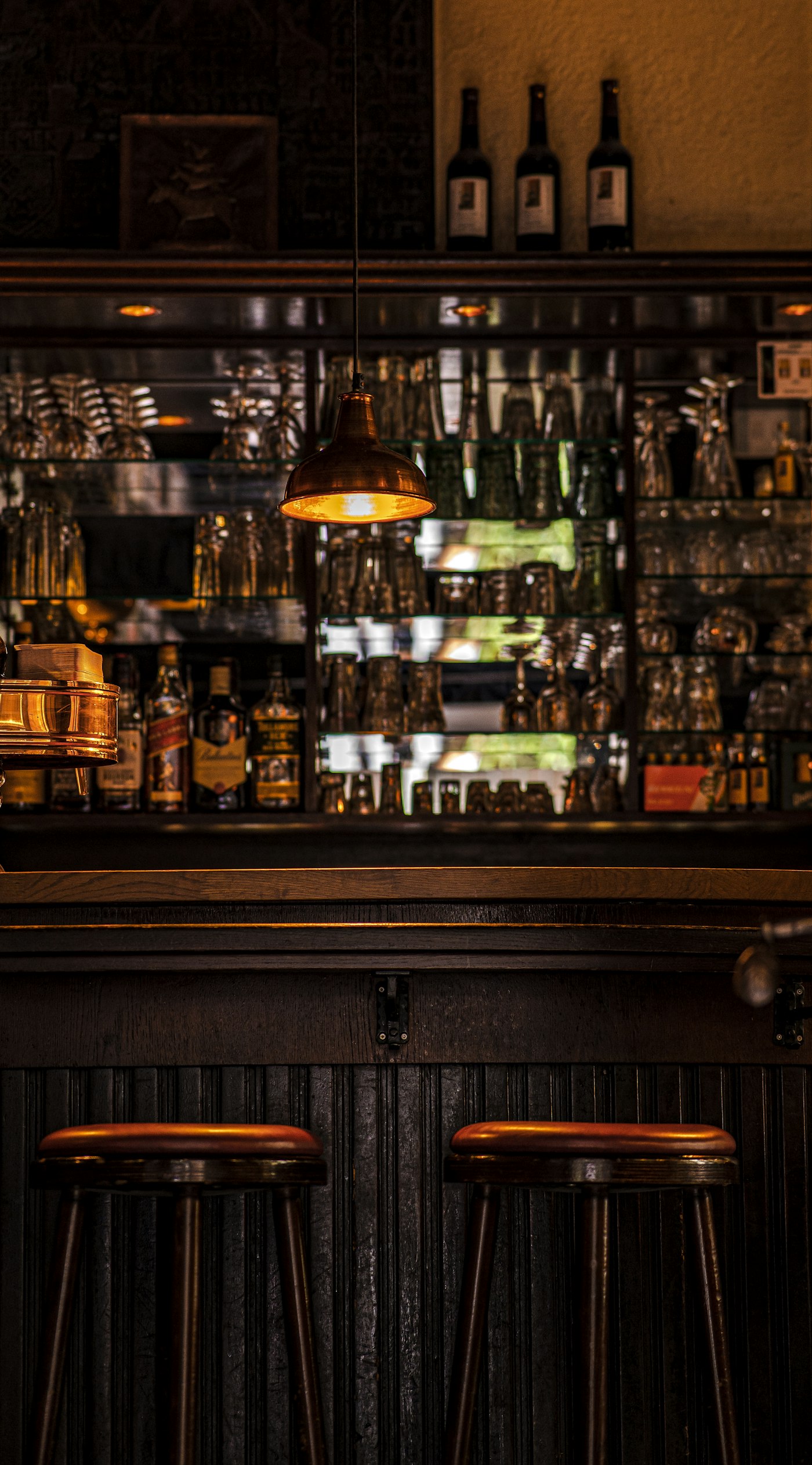 Comptoir du bar et verrerie alignée sur les étagères