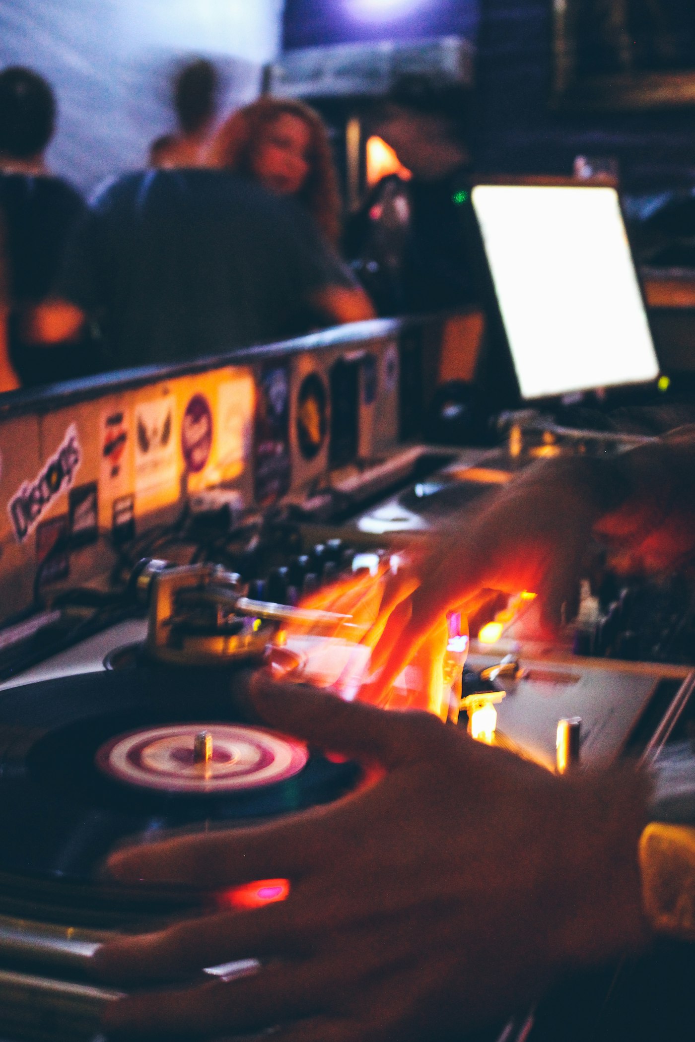 Platines et table de mixage pendant une soirée