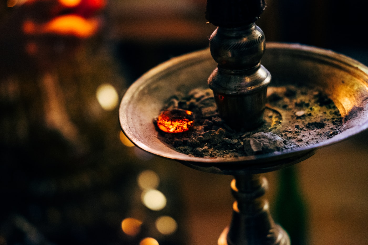 Chicha posée sur une table basse